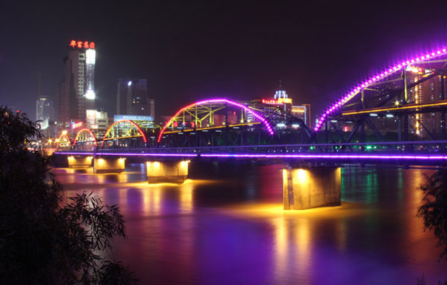 In Gansu Province, Lanzhou's Zhongshan Bridge is a popular destination day and night. (CRIENGLISH.com/WilliamWang)