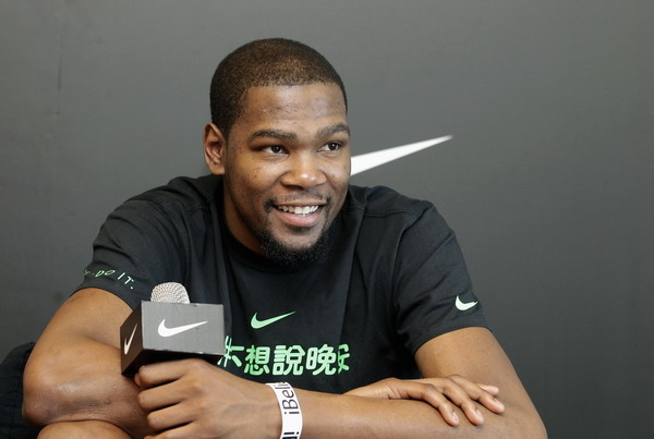 NBA basketball player Kevin Durant of the Oklahoma City Thunder smiles during a news conference in Taipei July 16, 2013. Durant is on a two-day promotional tour in Taiwan. (chinadaily.com.cn/agencies)