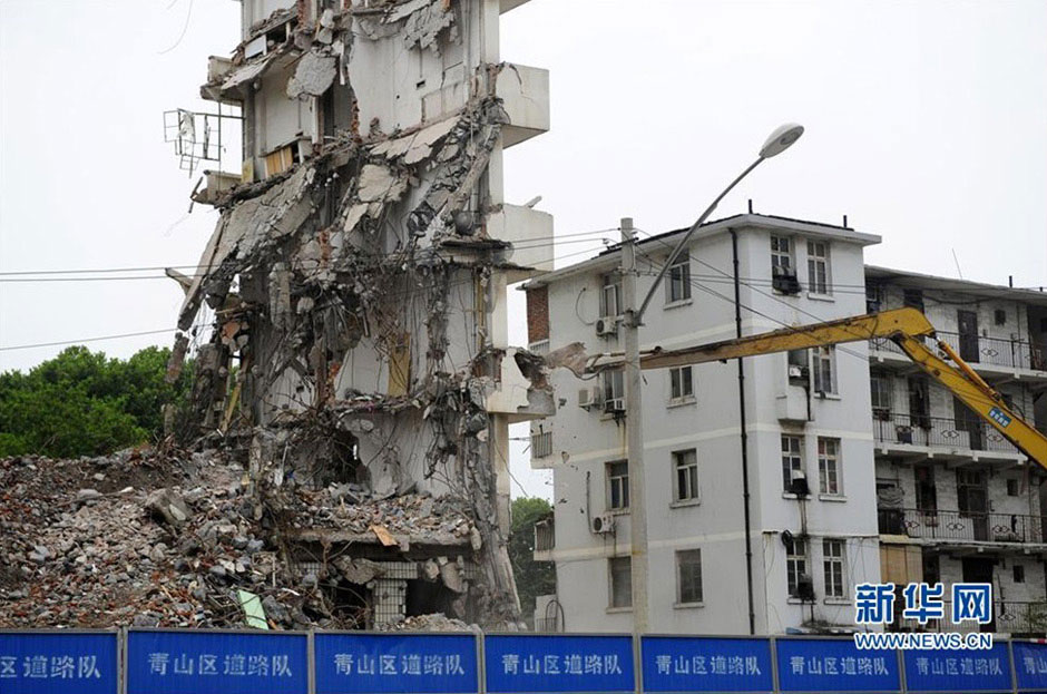 The teetering building is under demolition in Wuhan on July 16. (Photo/Xinhua) 