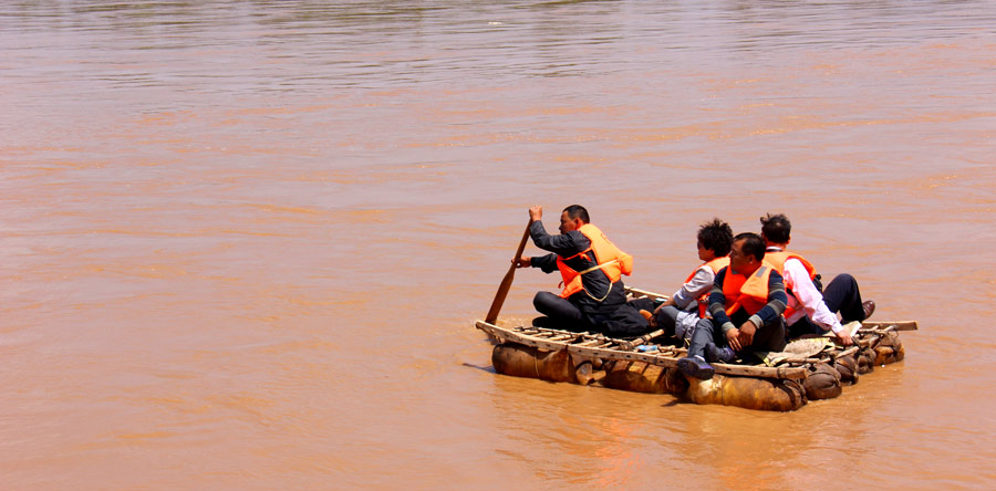 A maximum of four people can ride one sheepskin raft down the river. In Gansu Province's Jingtai County, traditional rafts are created by the traditional method. Today the rafts are most commonly used to take tourists on picturesque 30 minute cruises down the Yellow River. (Photo: CRIENGLISH.com/William Wang)