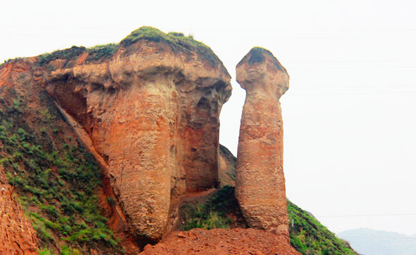 Phallus-shaped rocks are not uncommon at Gansu Province's Tianfu Sand Palace. (CRIENGLISH.com/William Wang)