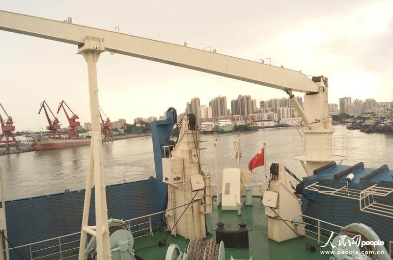 The “Coconut Princess” weighs anchor and leaves the Xiuying port. (People's Daily Online/ Duan Xinyi)
