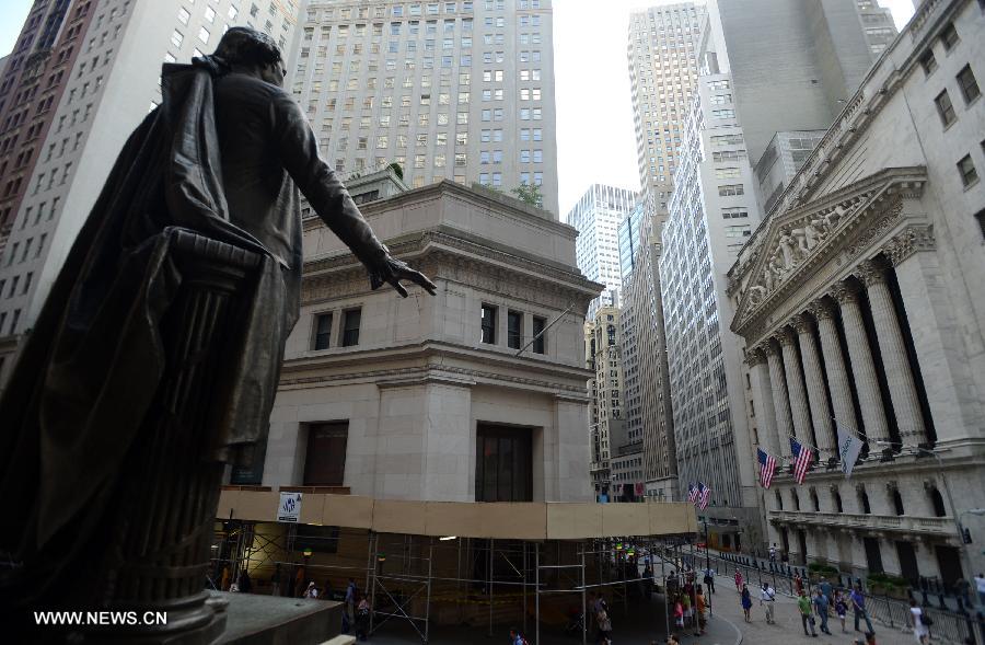 People walk past a statue of George Washingtonin in the front of the New York Stock Exchange in New York City, July 18, 2013. U.S. stocks continued to rise on Thursday, sending the Dow Jones Industrial Average and the S&P 500 to fresh all-time highs, boosted by upbeat economic data and corporate earnings. (Xinhua/Wang Lei) 