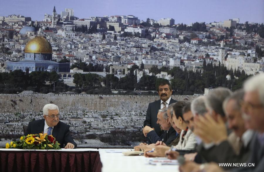Palestinian President Mahmoud Abbas (L) chairs a meeting of the Palestinian leadership in the West Bank city of Ramallah on July 18, 2013. (Xinhua/Fadi Arouri)