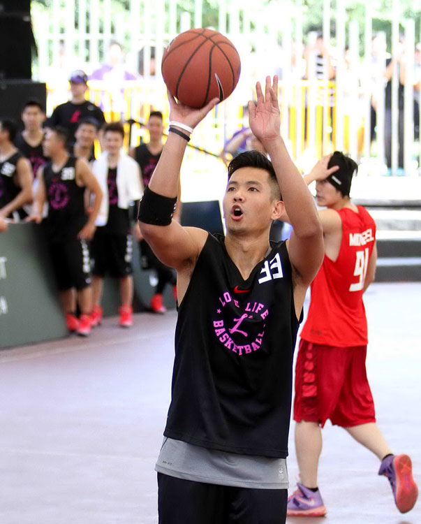 Handsome Chen Jianzhou in the basketball game on July 14, 2013. (Photo /Osports)