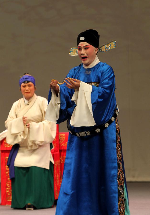 Zhang Jun (R)performs during the performance in memory of Yu Zhenfei in Shanghai, east China's municipality, July 19, 2013. The two-day performance made its debut on Thursday, given by Cai Zhengren, chief disciple of Yu Zhenfei, and 12 other fine performers of Kunqu opera. (Xinhua/Ren long) (mt) (Xinhua/Ren long) 