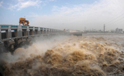 Yangtze River braces its largest flood peak
