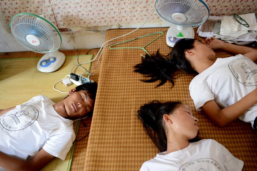 Three are exhausted after spending whole day looking for job on July 18. The temperature hit 35 degree Celsius on that day. (Xinhua/ Zhang Rui) 