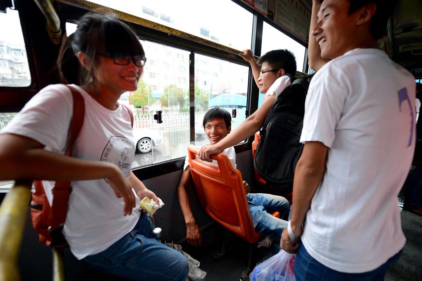 The students take bus to go home after whole-day work on July 20. (Xinhua/ Zhang Rui) 