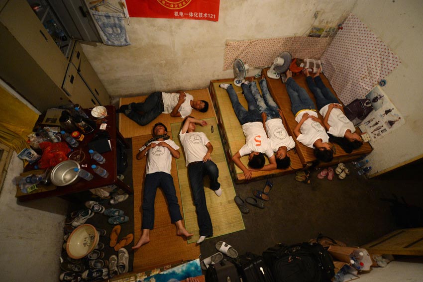 Seven students take break in the rented room on July 20. (Xinhua/ Zhang Rui) 