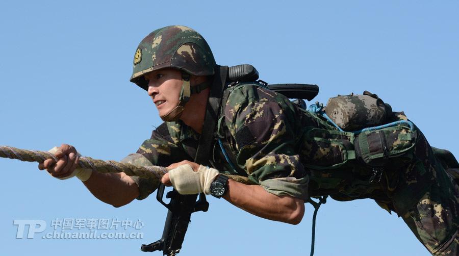 A special operation member takes part in a comprehensive combat skills competition on July 18, 2013.  (China Military Online/Li Jing)