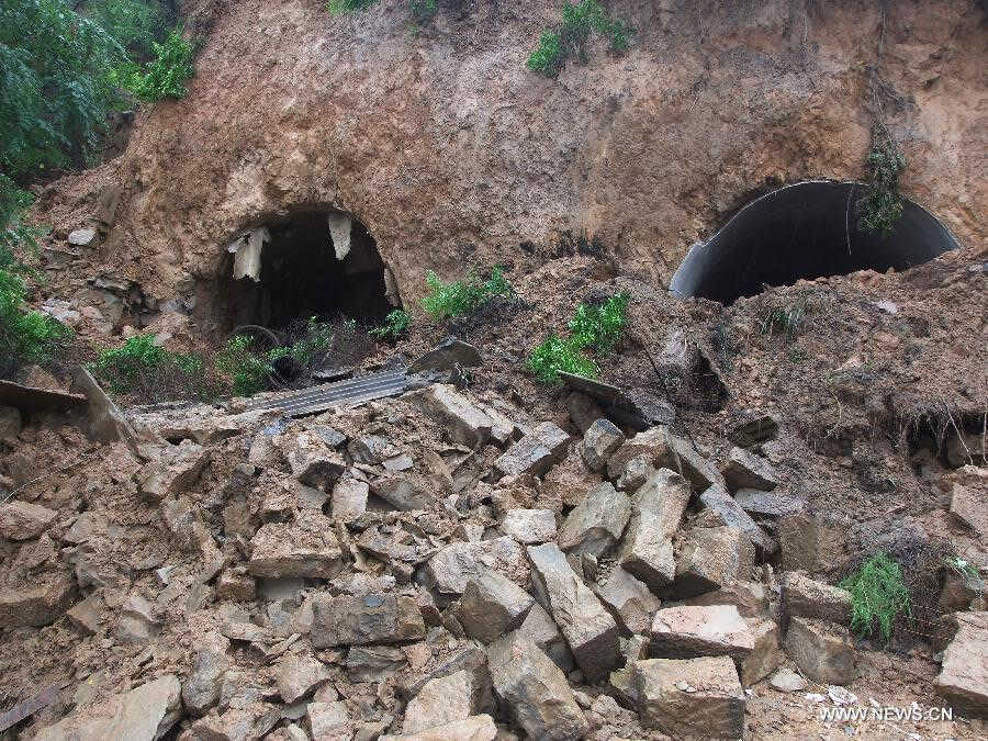 Photo taken on July 22, 2013 shows a collapsed cave dwelling in Yaodian Town in the Baota District of Yan'an City, northwest China's Shaanxi Province. Houses and roads collapsed, water level of river rose significantly over the past days due to continuous rainfalls in the region. (Xinhua/Gao Wangqing) 