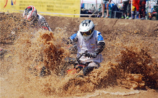 All-terrain vehicle riders from across the globe geared up for the China ATVs and International Invitational Tournament on July 21, 2013 in Dongying city, Shandong province.(Source:China Daily/ Photo:Xinhua)　