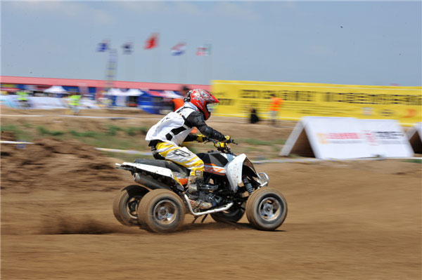 An all-terrain vehicle rider races during the China ATVs and International Invitational Tournament on July 21, 2013 in Dongying city, Shandong province.(Source:China Daily/ Photo:Xinhua)　