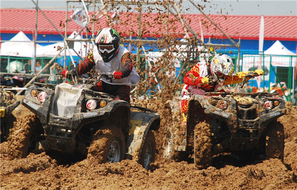 All-terrain vehicle riders from across the globe geared up for the China ATVs and International Invitational Tournament on July 21, 2013 in Dongying city, Shandong province. More than 20 teams from China, Italy, the Netherlands, Australia and New Zealand joined the two-day off-road competition. From Zhejiang province, Li Yong from the Ling Ying club ranked first in the sport utility vehicle open group. CFMOTO club, hailing from Zhejiang province, won the championship for universal model vehicle in the open group.A Holland competitor took top place in the sport utility vehicle international group.(Source:China Daily/ Photo:Xinhua)