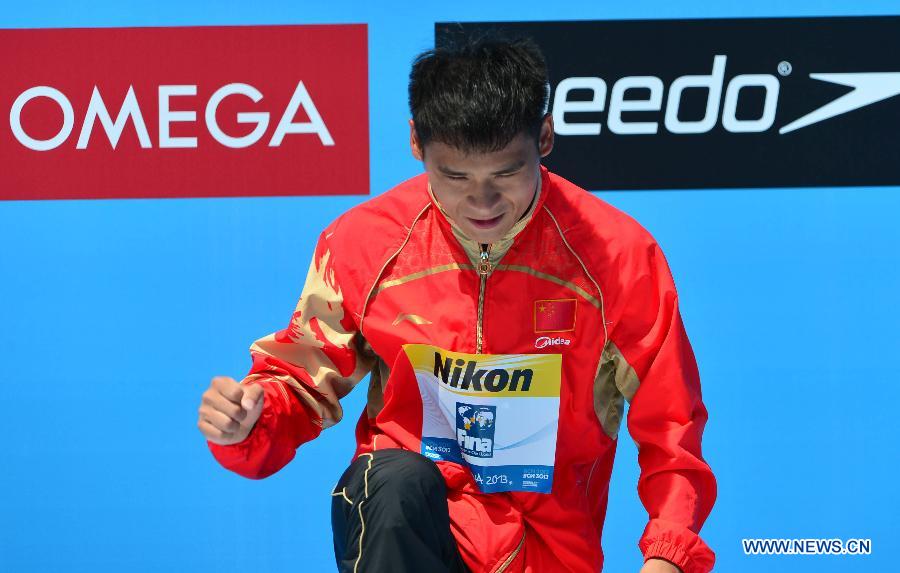 Gold medallist China's Li Shixin reacts during the awarding ceremony for the men's 1m springboard in the World Swimming Championships in Barcelona, Spain, on July 22, 2013. Li won the gold with 460.95 points. (Xinhua/Guo Yong) 