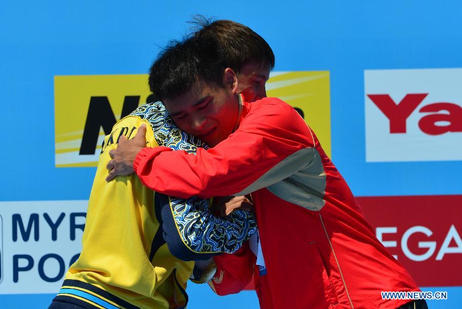 Gold medallist China's Li Shixin (R) hugs silver medallist Illya Kvasha of Ukraine during the awarding ceremony for the men's 1m springboard in the World Swimming Championships in Barcelona, Spain, on July 22, 2013. Li won the gold with 460.95 points. (Xinhua/Guo Yong) 
