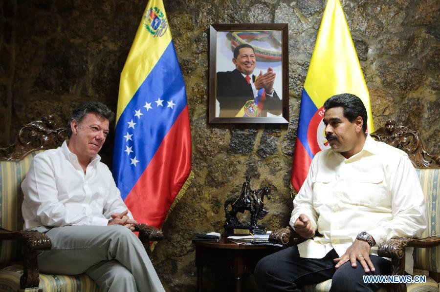 Image provided by Venezuela's Presidency shows Venezuelean President Nicolas Maduro (R) meets with his Colombian counterpart Juan Manuel Santos (L) in Puerto Ayacucho, capital of Amazonas, Venezuela, on July 22, 2013. (Xinhua/Venezuela's Presidency)