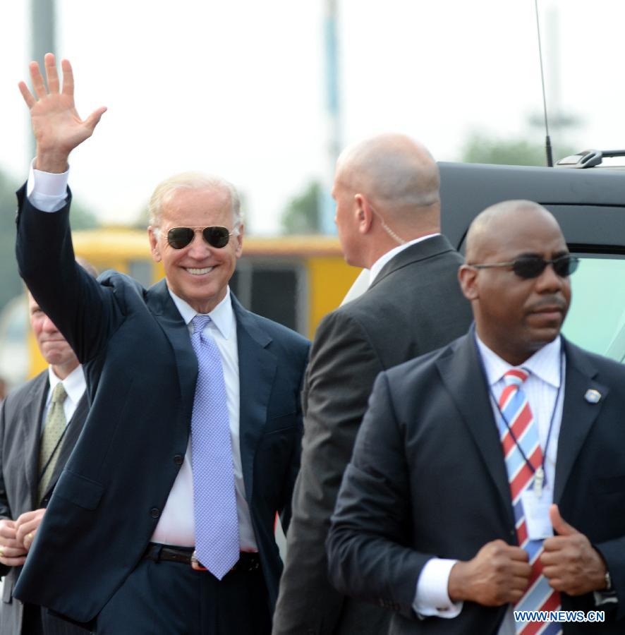 U.S. Vice President Joe Biden (1st L) waves upon his arrival at the airport in New Delhi, India, July 22, 2013. Biden arrived in India Monday for a four-day visit. (Xinhua/Partha Sarkar)
