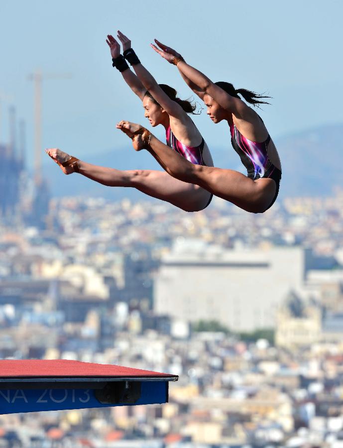 Malaysia's Pamg Pandelela Rinong (R) and Leong Mun Yee compete during the women's 10m synchro platform final of the 15th FINA World Championships in Barcelona, Spain, on July 22, 2013. Pamg Pandelela Rinong and Leong Mun Yee took the bronze with a total score of 331.14 points. (Xinhua/Guo Yong)