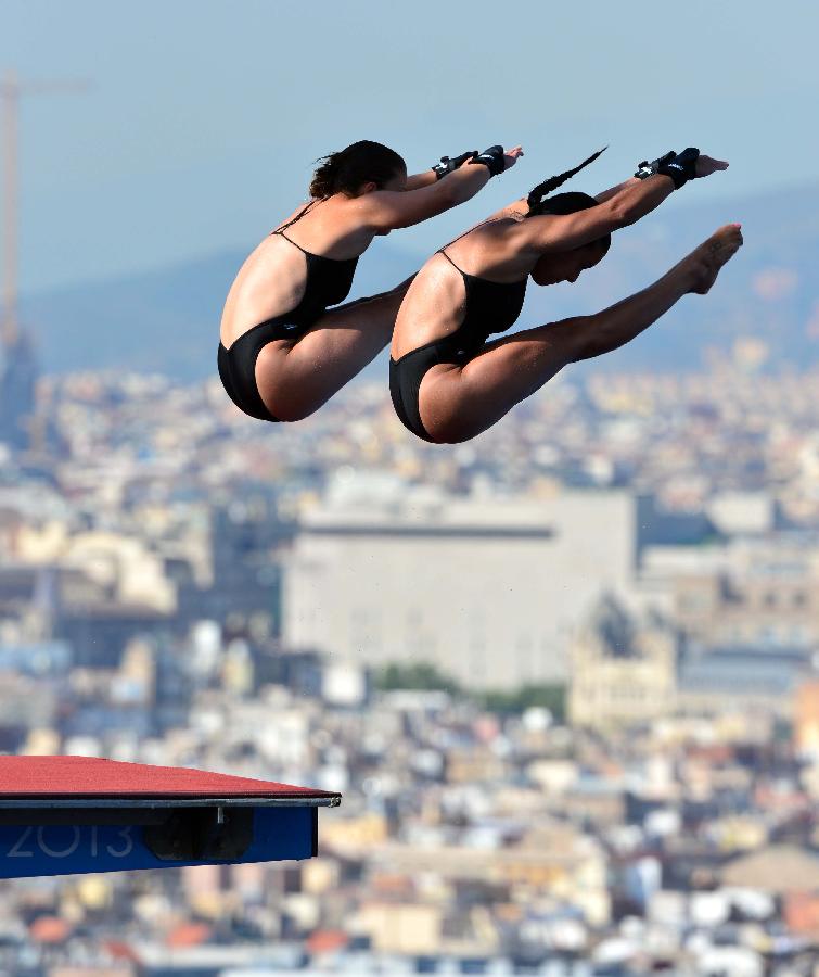 Canada's Meaghan Benfeito (R) and Roseline Filion compete during the women's 10m synchro platform final of the 15th FINA World Championships in Barcelona, Spain, on July 22, 2013. Meaghan Benfeito and Roseline Filion took the silver with a total score of 331.41 points. (Xinhua/Guo Yong)