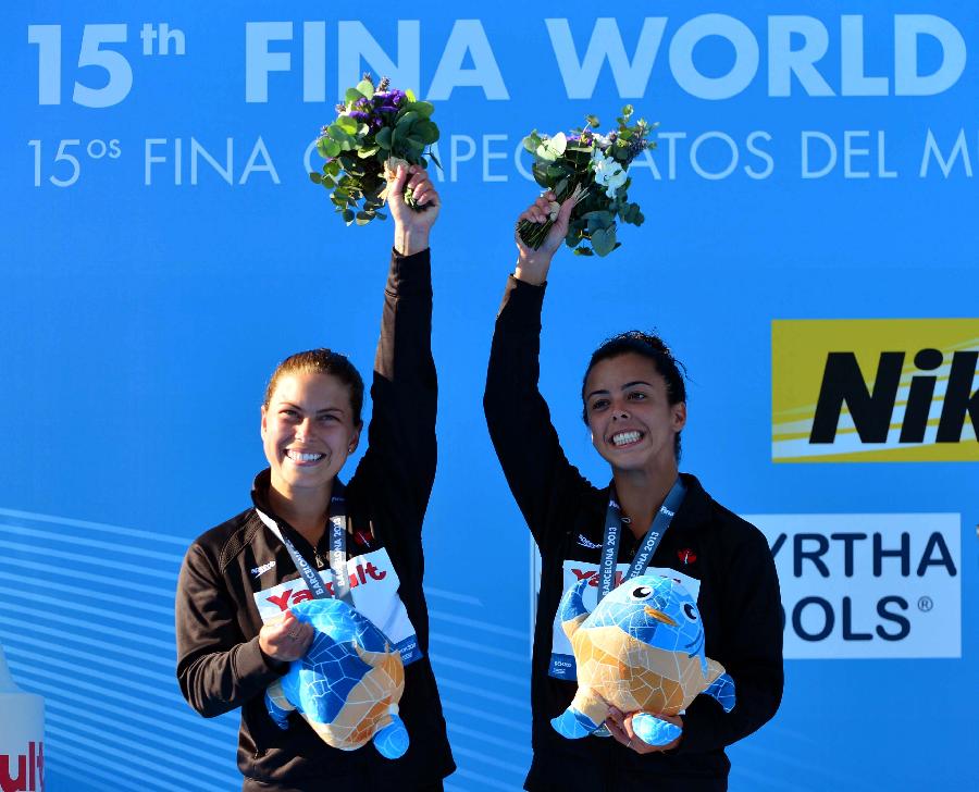 Silver medalists, Canada's Meaghan Benfeito (R) and Roseline Filion celebrate during the awarding ceremony after the women's 10m synchro platform final of the 15th FINA World Championships in Barcelona, Spain, on July 22, 2013. Meaghan Benfeito and Roseline Filion took the silver with a total score of 331.41 points. (Xinhua/Guo Yong)