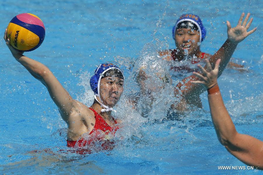 China's Ma Huanhuan (L) passes the ball during the Women's Waterpolo Group B Preliminary Round match between China and Australia in the 15th FINA World Championships at Palau Sant Jordi in Barcelona, Spain, on July 23, 2013. China lost 5-14. (Xinhua/Wang Lili)