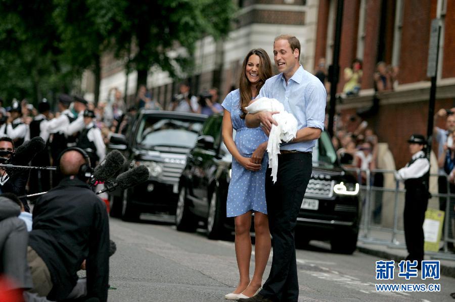 Prince William, his wife Kate and their newborn baby boy have arrived at Kensington Palace. Just before they left the hospital, the royal couple gave the world its first glimpse of Britain’s newest Prince. (Photo/ Xinhua)