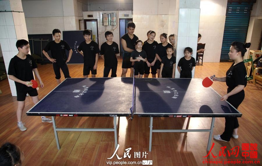 After training, playing table tennis is the happiest entertainment for these children. (vip.people.com.cn/Liang Hongyuan)