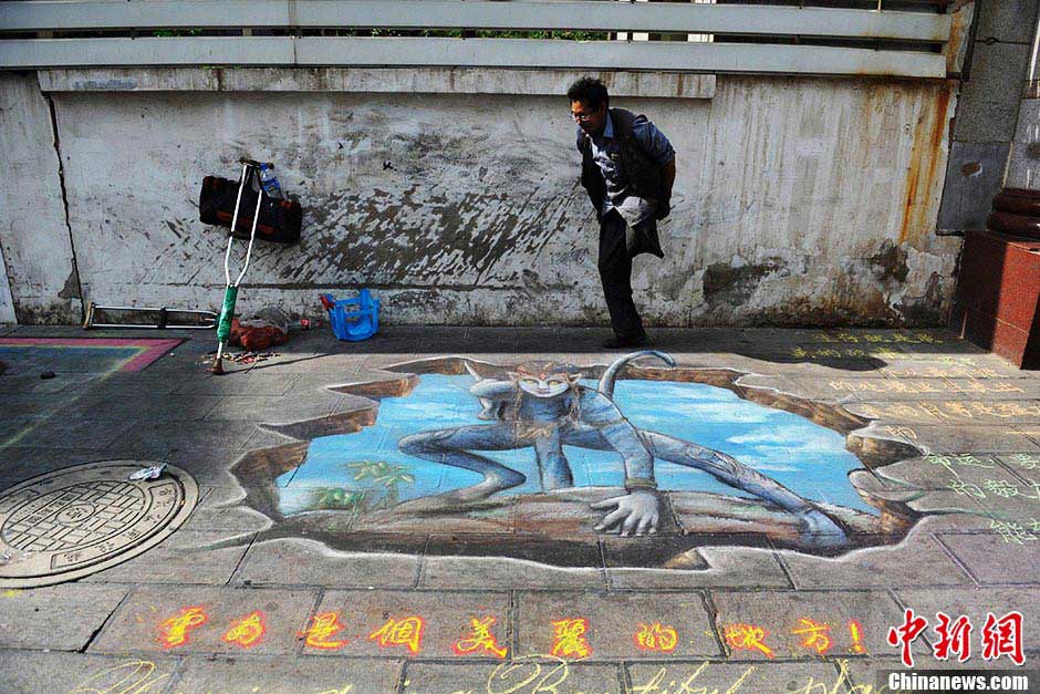 A painter who lost one leg uses chalk and carbon stick to draw “Mona Lisa” and “Avatar” on the street of Kunming, Yunnan province. Cong Guilan's left leg was amputated due to bone tumor when he was 16. Since then with love for arts and determination, he has started to learn drawing; he wishes to enter an art college for professional arts study. (CNS / Liu Ranyang)