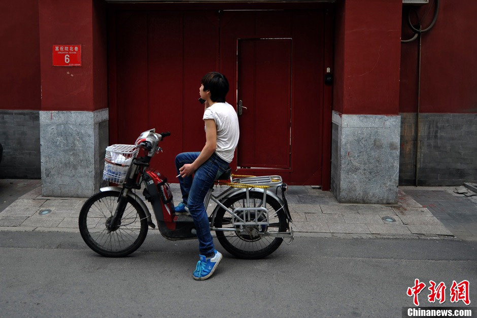 Sometimes, the delivery man will come for the deliveries. The attendants inside are of high vigilance. Once they spot “suspicious persons”, they will shut the door and ask the delivery man waiting outside the temple. (CNS/Jin Shuo)