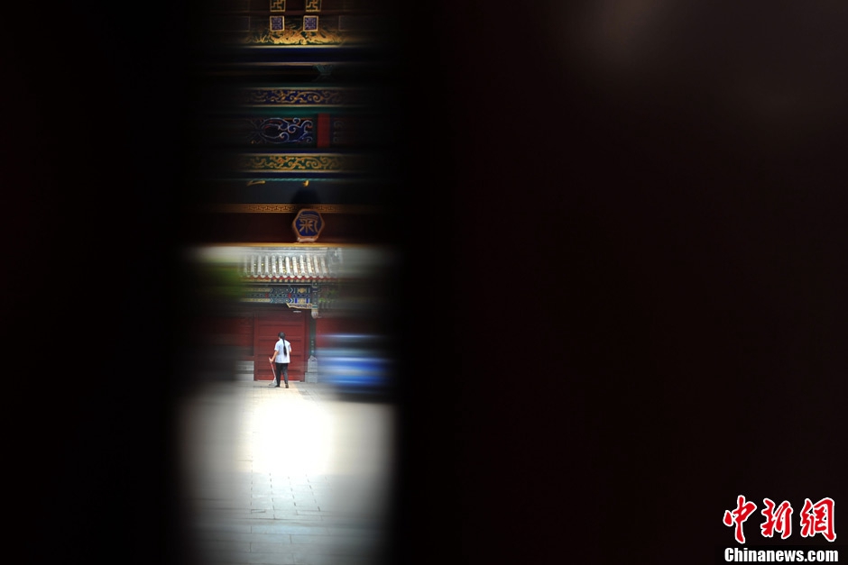 There are only a few of people in the temple in daylight, but cleaners can be seen cleaning the yard. (CNS/Jin Shuo)