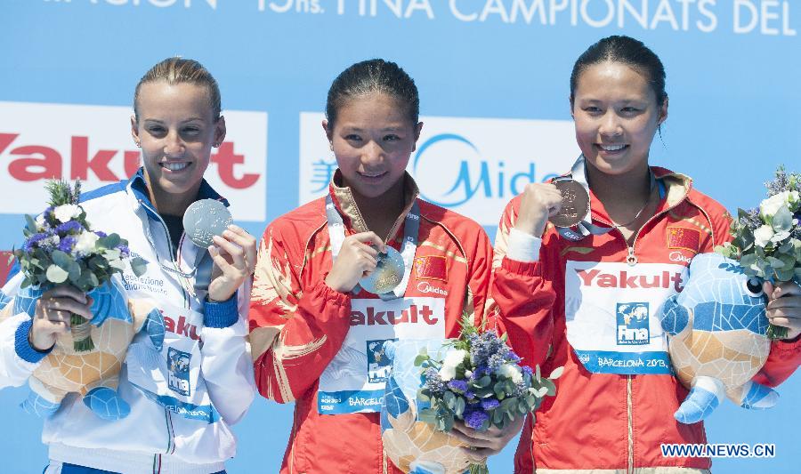 Gold medalist China's He Zi (C), silver medalist Italy's Tania Cagnotto (L) and bronze medalist China's Wang Han pose on the podium during the women's 1m springboard final at the 15th FINA World Championships in Barcelona, Spain on July 22, 2013. He Zi won the title with 307.10 points. (Xinhua/Xie Haining)