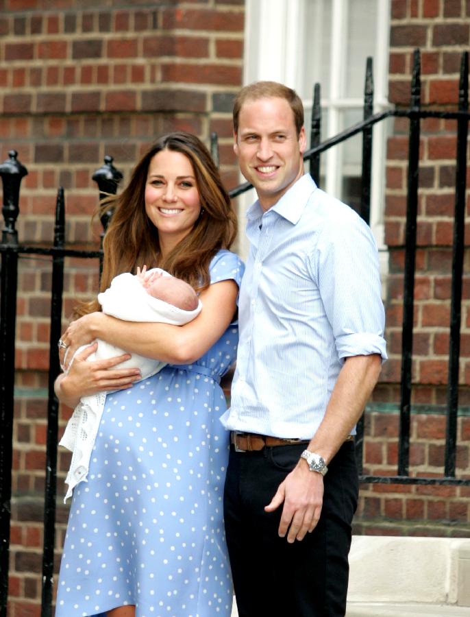 Prince William and his wife Catherine, Duchess of Cambridge, meet the public with their baby outside the Lindo Wing of St Mary's Hospital, in central London, July 23, 2013. Britain's Duchess of Cambridge Kate gave birth to a boy Monday afternoon.  (Source: chinadaily.com.cn)