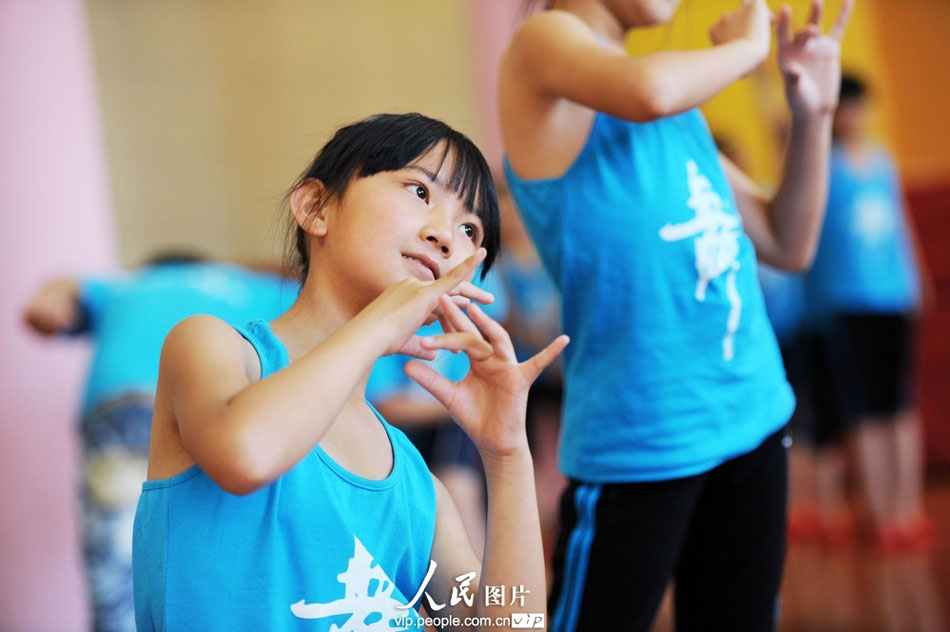 Ma Mengqing practices dancing in the Youth Palace of Yuyao City, east China’s Zhejiang province. Her parents are migrant workers from Anhui province. (Photo by Chen Binrong/ vip.people.com.cn)