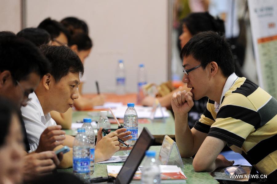 Photo taken on June 8, 2013 shows a job fair held for college graduates in Hangzhou, capital of east China's Zhejiang Province. Figures from the Ministry of Human Resources and Social Security on July 25 showed that the urban employment increased by 7.25 million in China in the first six months of the year, an increase of 310,000 year on year. The registered urban unemployment rate stood at 4.1 percent at the end of the second quarter. (Xinhua/Ju Huanzong)