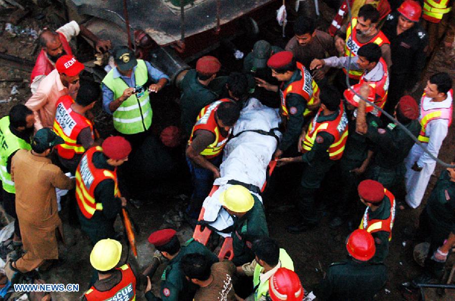 Rescuers work at the train accident site in eastern Pakistan's Gujranwala on July 25, 2013. At least three people were killed and several others injured when a train derailed here on Thursday, local media reported. (Xinhua/Stringer) 