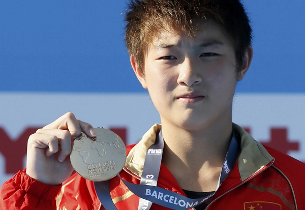 China's Si Yajie poses with her gold medal at the women's 10m platform victory ceremony during the World Swimming Championships at the Montjuic municipal pool in Barcelona July 25, 2013. (Chinadaily.com.cn/agencies)