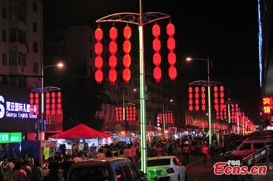 The night market at Xingshun Street of Shenyang in Liaoning Province, the biggest of its kind in China, started trail operation on Thursday. The night market, occupying an 1.8-kilometer-long street, has 594 stalls. [Photo: CNS / Yu Haiyang]