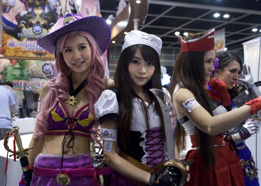 Cosplayers pose at the Animation, Comics & Games Expo in Hong Kong (ACGHK), south China, July 26, 2013. The five-day ACGHK, starting here Friday, is expected to attract some 700,000 visitors. (Xinhua/Zhao Yusi) 