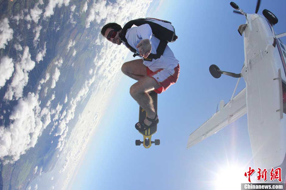 Daredevil Oliver Furrer has taken his thrill-seeking to new heights - by 'surfing' the clouds on a snowboard.　(Source: chinanews.com)