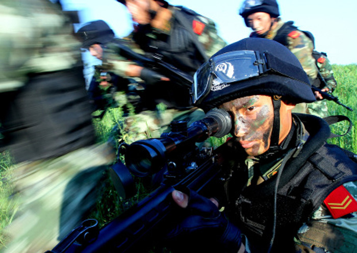 Recently, the officers and men of the 4th Detachment of the Shanghai Contingent of the Chinese People's Armed Police Force (APF) conducted actual-combat drill on such subjects as physical training, rapid assault, ambush and reconnaissance and so on in extreme hot weather. (Xinhua/Chen Fei)