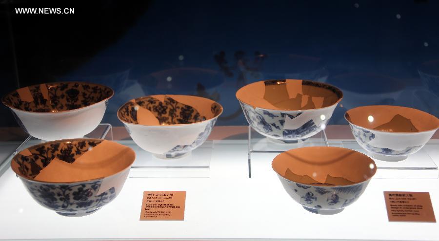 Photo taken on July 27, 2013 shows underglaze blue bowls of the Ming Dynasty (1368A.D. - 1644A.D.) at the Hong Kong Heritage Discovery Centre in Hong Kong, south China. By occupying and restoring the historic building of a former British barrack, the centre has opened to the public since 2005 for antiquities exhibition and education use. (Xinhua/Li Peng) 