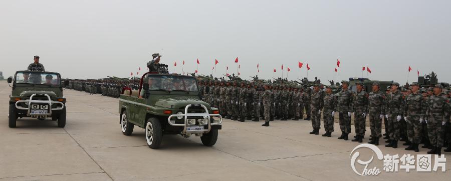 China on Saturday began to send military personnel and armaments to Russia, where they will join 20-day joint anti-terrorism drills held by both parties. (Photo source: xinhuanet.com)