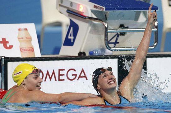 Hungary's Katinka Hosszu (R) celebrates after winning the women's 200m individual medley final next to Australia's Alicia Coutts, who finished second, during the World Swimming Championships at the Sant Jordi arena in Barcelona, July 29, 2013. [Chinadaily.com.cn/agencies]