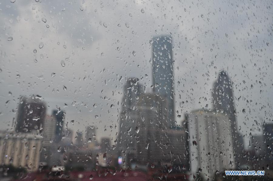 Photo taken on July 31, 2013 shows the raindrops on a window in Nanjing, capital of east China's Jiangsu Province. An artificial precipitation brought coolness to citizens in Nanjing. (Xinhua/He Canling)