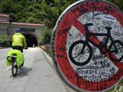 Increasing number of cyclists along Sichuan-Tibet line raise concerns