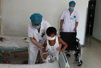Eye-gouged boy receives blind rehabilitation in Shanxi