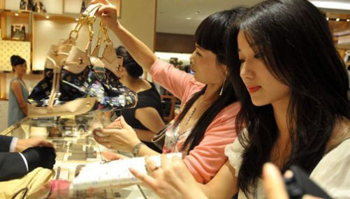 Chinese buy nearly half of world's luxury goods 