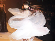 'Xiao Caiqi' appears at wedding dress show in Shanghai Fashion Week